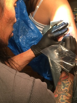 Mike Hunter tatuerar i Vellinge på Shaka Tattoo, Bankgatan 1